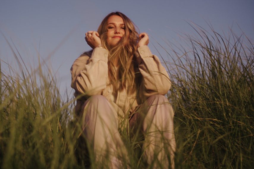 Chelsea Cutler announces fall tour, shares “Walking Away”