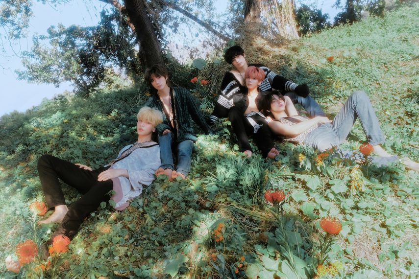 TOMORROW X TOGETHER2022SEASON’SGREETINGS TOMORROW X TOGETHER | TOMORROW X TOGETHER 2022 Season's