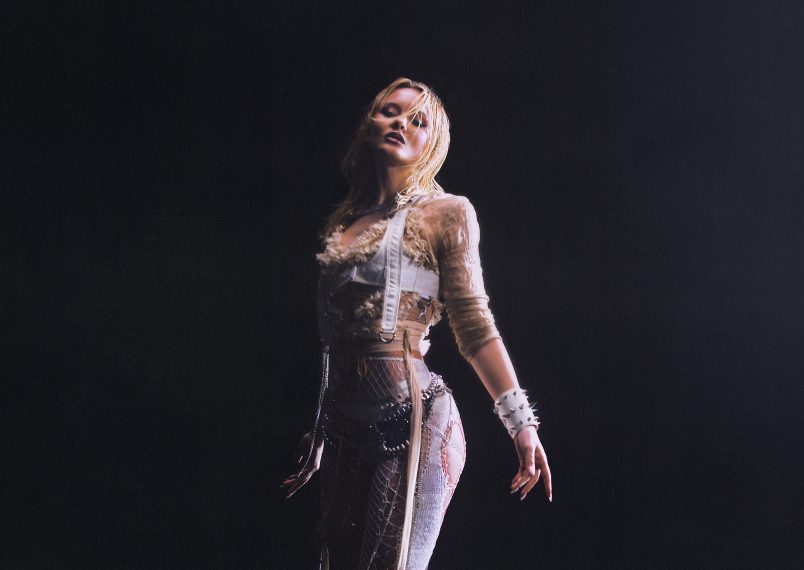 Untamable pop star Zara Larsson returns with “Can’t Tame Her”