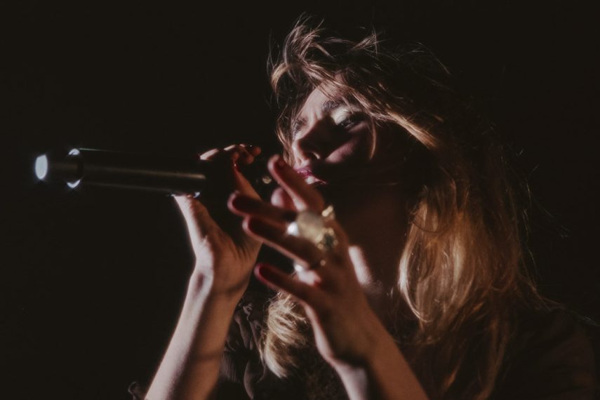 Suki Waterhouse – Emo’s Austin – 02/07/23 [Photos]